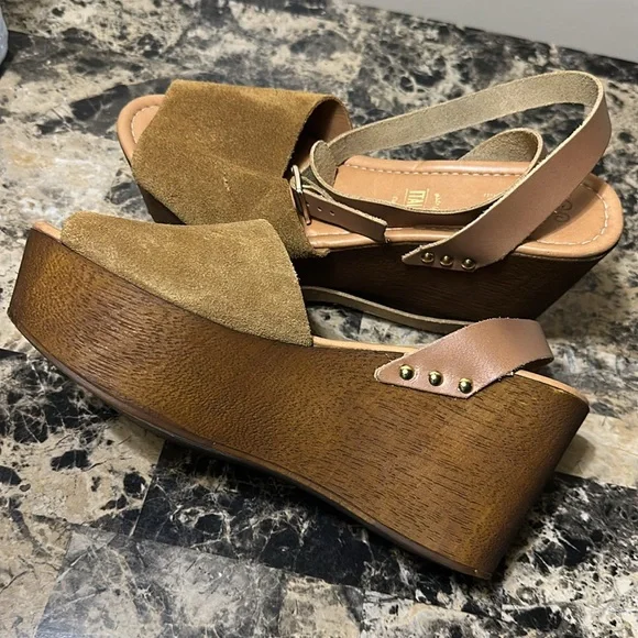 Seychelles Tan Wedges - Picture 4 of 7
